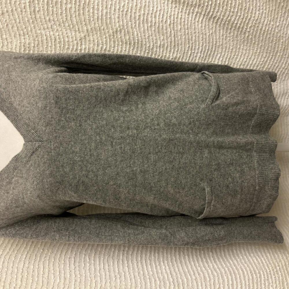 Neiman Marcus Cashmere Sweater M Grey Button Back Pockets Luxury - Picture 2 of 7